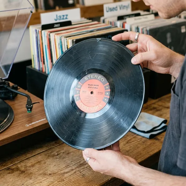 How to inspect a used vinyl record